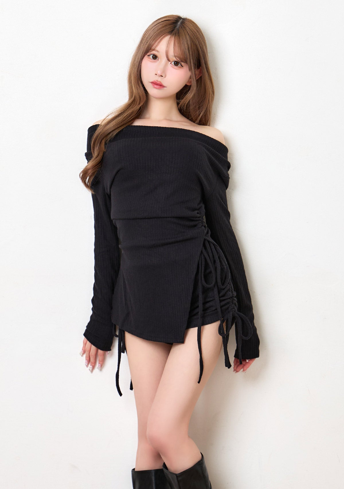 オフショルダートップス×ショートパンツセットアップ