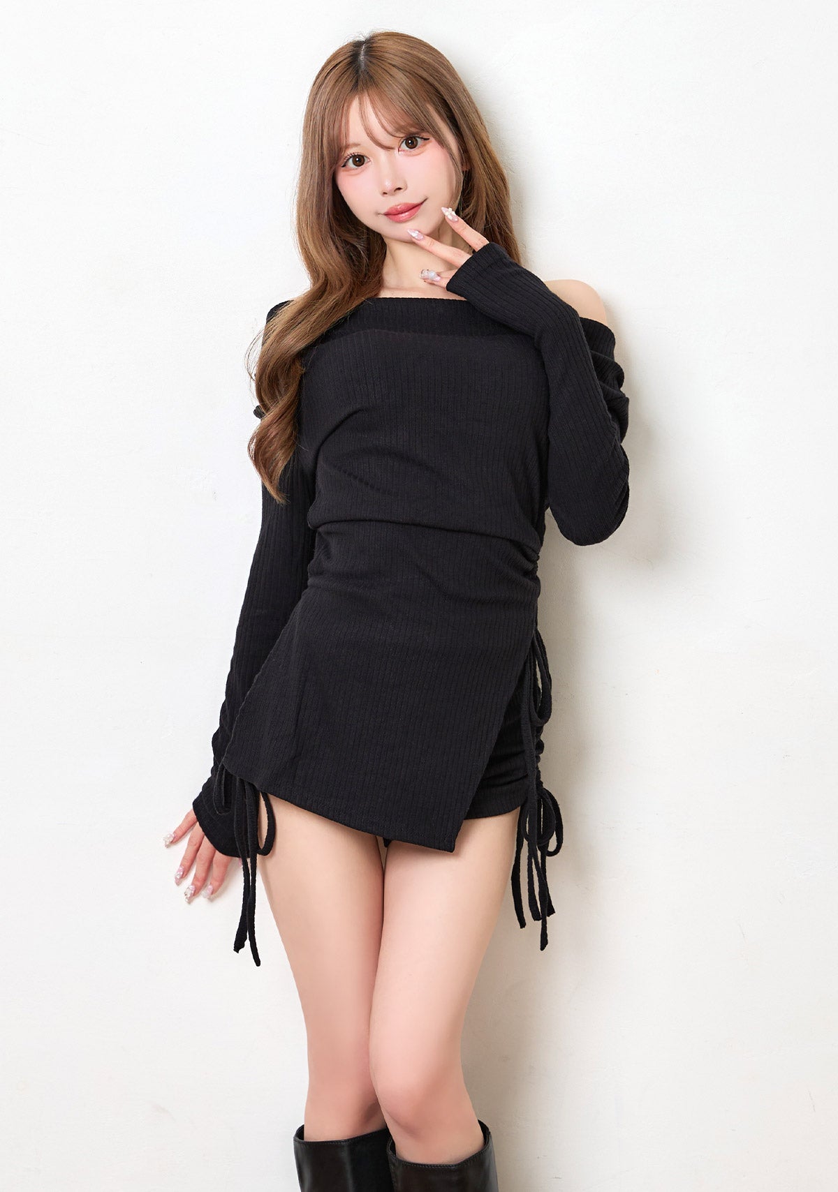 オフショルダートップス×ショートパンツセットアップ